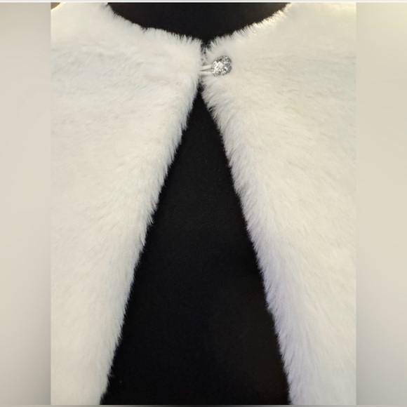 Children’s Place Girl’s White Faux Fur Shawl Wrap w/Rhinestone Closure XXL/TTG16 - Picture 4 of 5